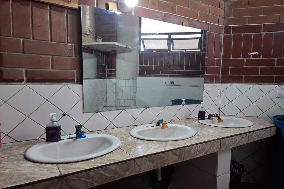 Expertos indican que en los baños no pueden faltar los espejos. (Foto: Josué Ardeano/Colaborador)