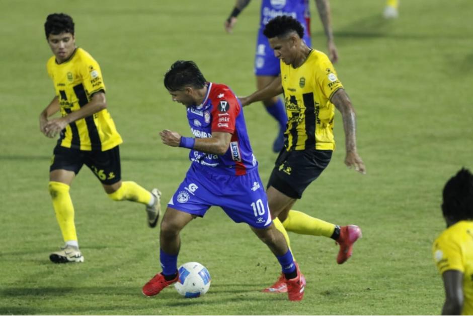 Los quetzaltecos estuvieron en ventaja durante cinco minutos, pero se les escapó el triunfo y decidirán el pase en casa, el próximo miércoles. (Foto: Cortesía Vilcar Fuentes)