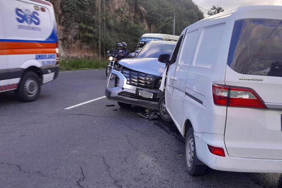Vehículos colisionan de frente en el carril reversible de San Cristóbal. (Foto: Tránsito Mixco)