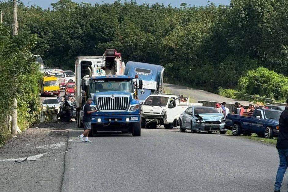 Al menos ocho vehículos afectados tras el accidente de tránsito. (Foto: redes sociales)