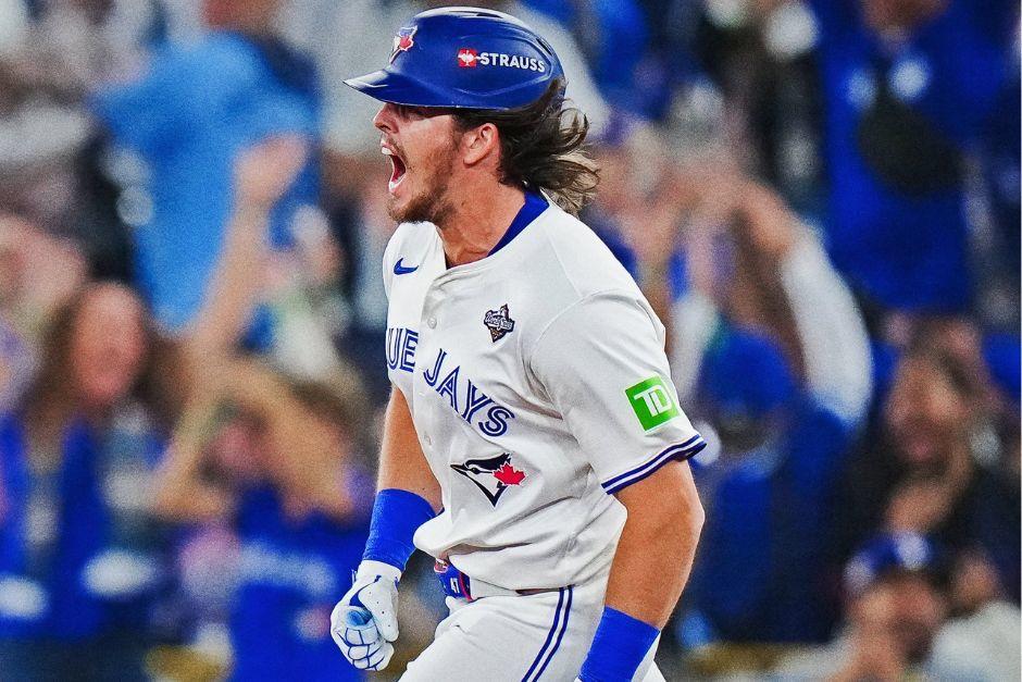 El festejo de Addison Barger luego de hacer un cuadrangular. (FOTO: AFP)