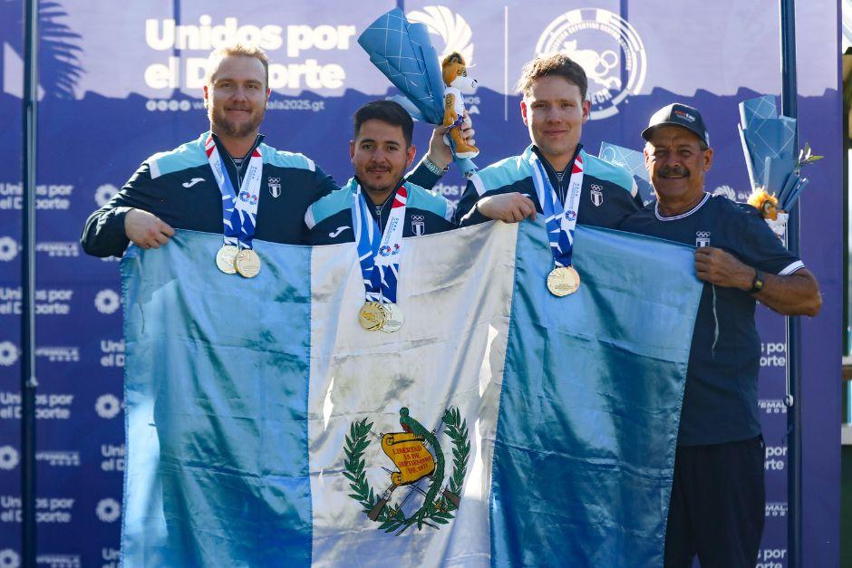 Sebastián Bermúdez, Diego Bermúdez y Carlos Padilla conforman el equipo campeón de la modalidad skeet por equipos del tiro de caza. (Foto: AFP)
