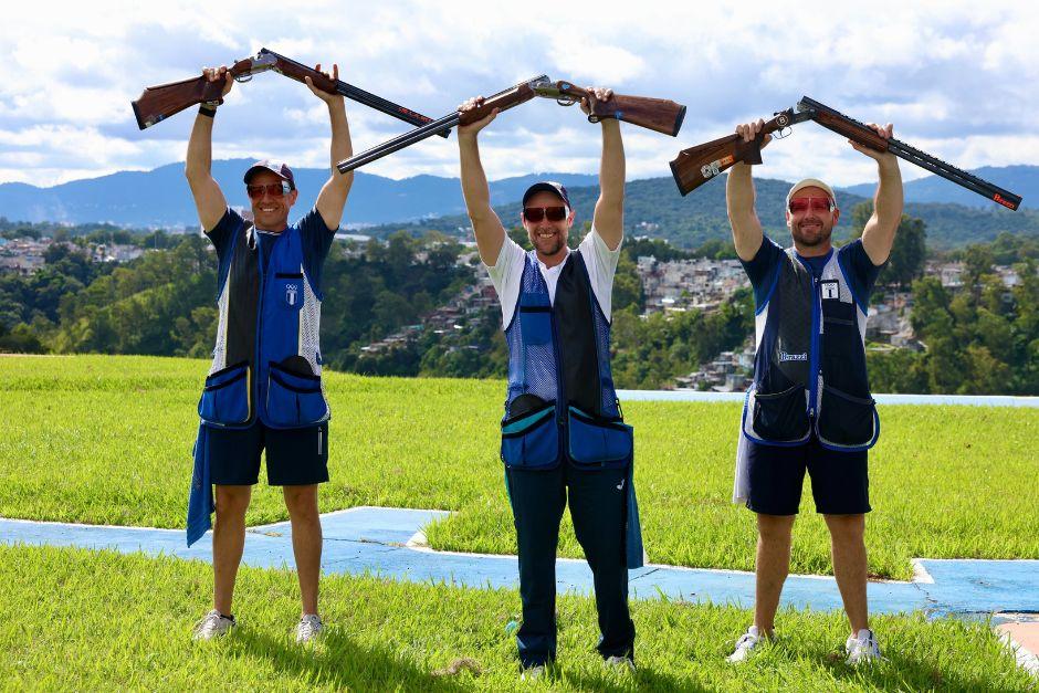 Los hermanos Brol festejaron en el complejo de tiro luego de conseguir las medallas en los Juegos Centroamericanos. (Foto: JCG 2025)