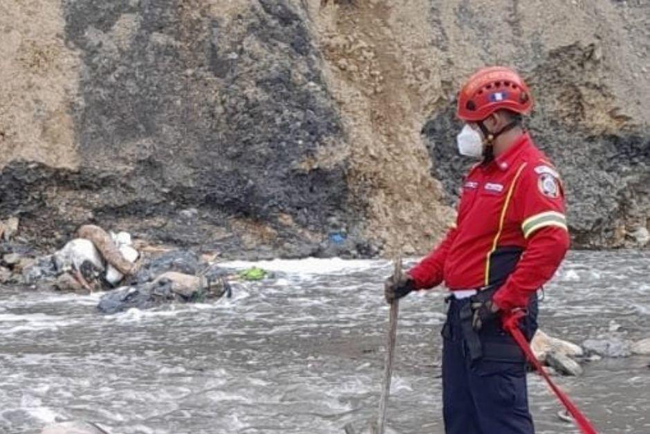 Un cuerpo sin vida se encontraba envuelto en sábanas en el río Las Vacas, zona 18. (Foto: Bomberos Municipales)