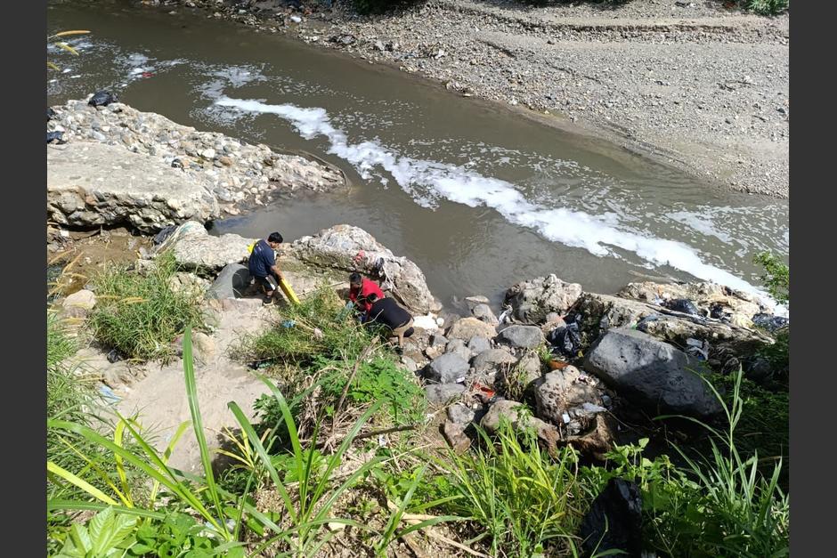 Una mujer se accidentó, cayó al barranco y fue arrastrada por un río en la zona 6 de Chinautla. (Foto: Bomberos Voluntarios)
