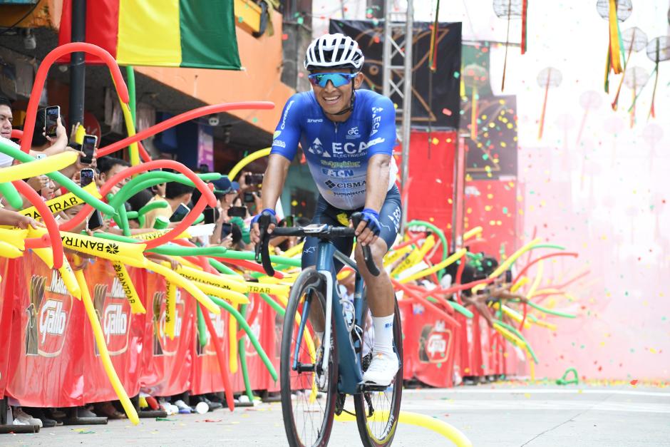 José Canastuj saboreó la victoria en San Rafael Pie de la Cuesta. Había dado batalla, y tras la infracción de Alejandro Osorio, los jueces lo dieron como ganador. (Foto: Rudy Martínez / Nuestro Diario)