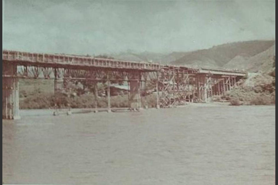 El puente fue finalizado en octubre de 1967; fue inaugurado por el presidente Julio César Méndez Montenegro y el alcalde Francisco Navas Arvizú. (Foto: Cortesía de V. Robles)