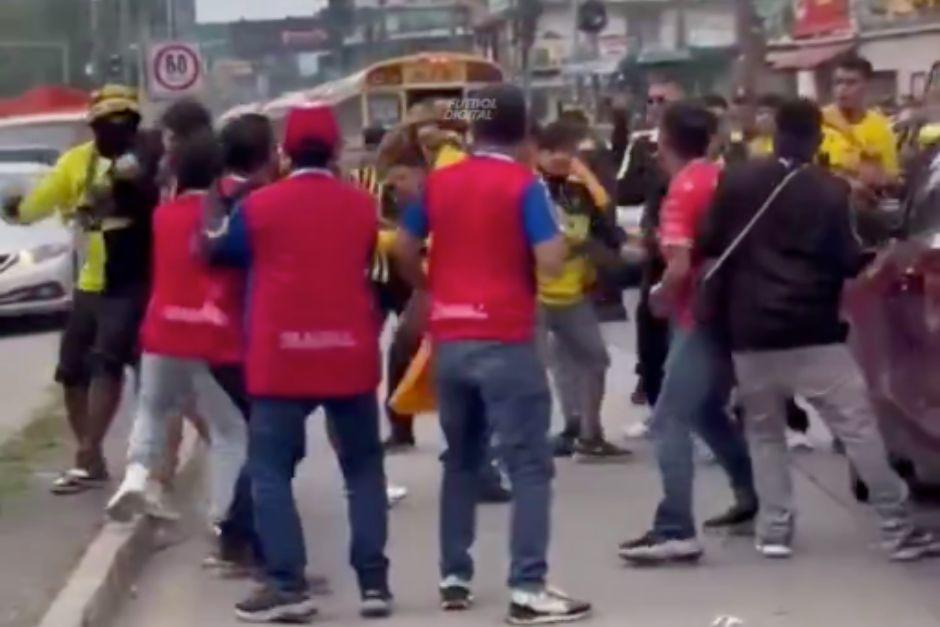 Ambas aficiones se han enfrentado a golpes en las afueras del estadio. (Foto: captura de video)