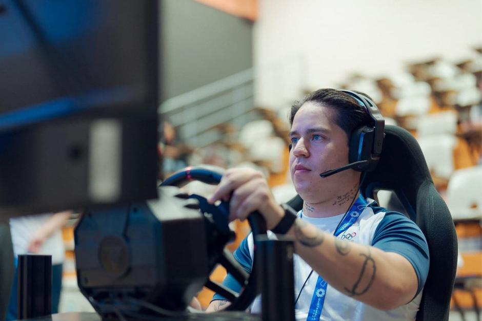 El piloto es el actual campeón del GT Challenge de Las Américas y ahora consiguió la dorada de los Juegos Centroamericanos. Foto: Redes