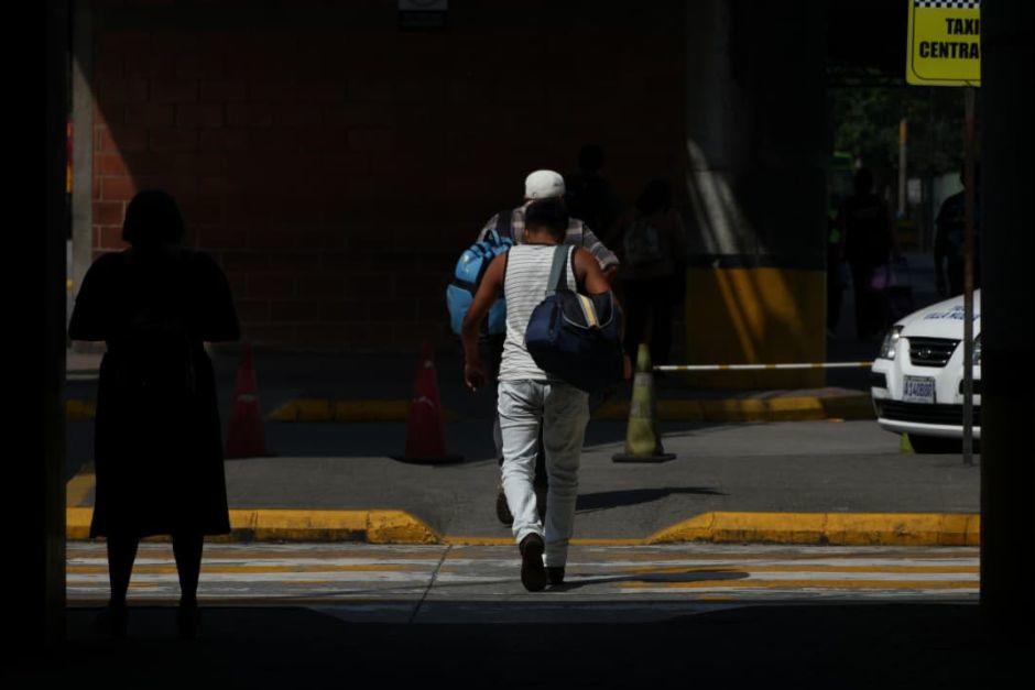  Miles de guatemaltecos inician a movilizarse por el asueto del 1 de noviembre. (Foto: Wilder López/Soy502)