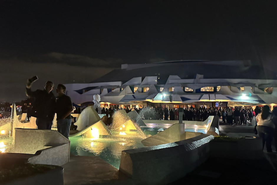 Con entusiasmo los fans esperan para ver al artista. (Foto: Oscar Rivas)