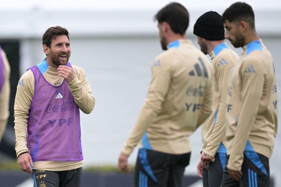 La "Pulga" durante la sesión de entrenamiento de Argentina en Ezeiza. (FOTO: AFP)