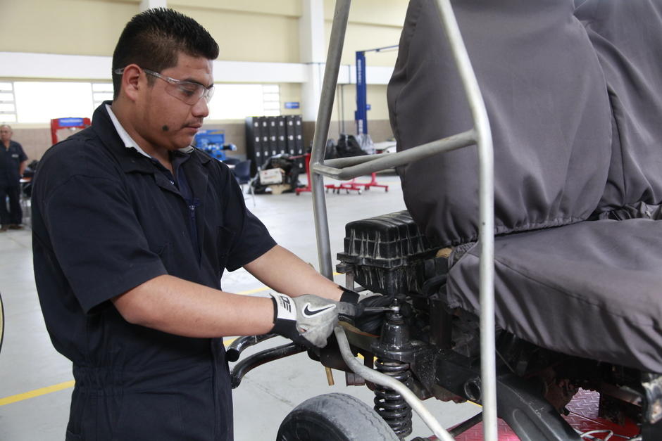 Quienes aspiren al puesto de mecánico deben contar con un año de experiencia laboral como mínimo. (Foto: Archivo)