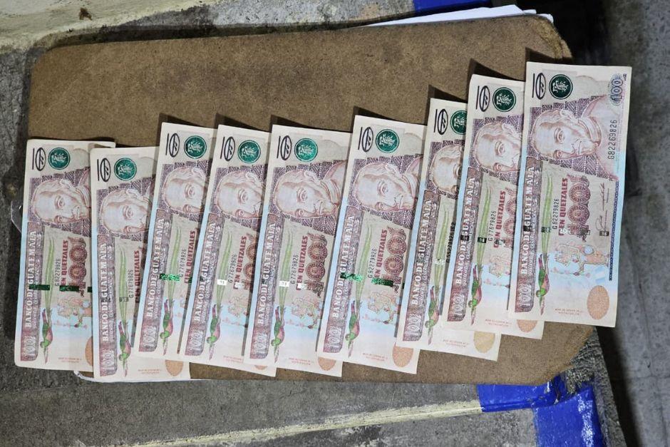 Los capturados pagaban con billetes falsos que simulaban ser de Q100. (Foto: PNC)