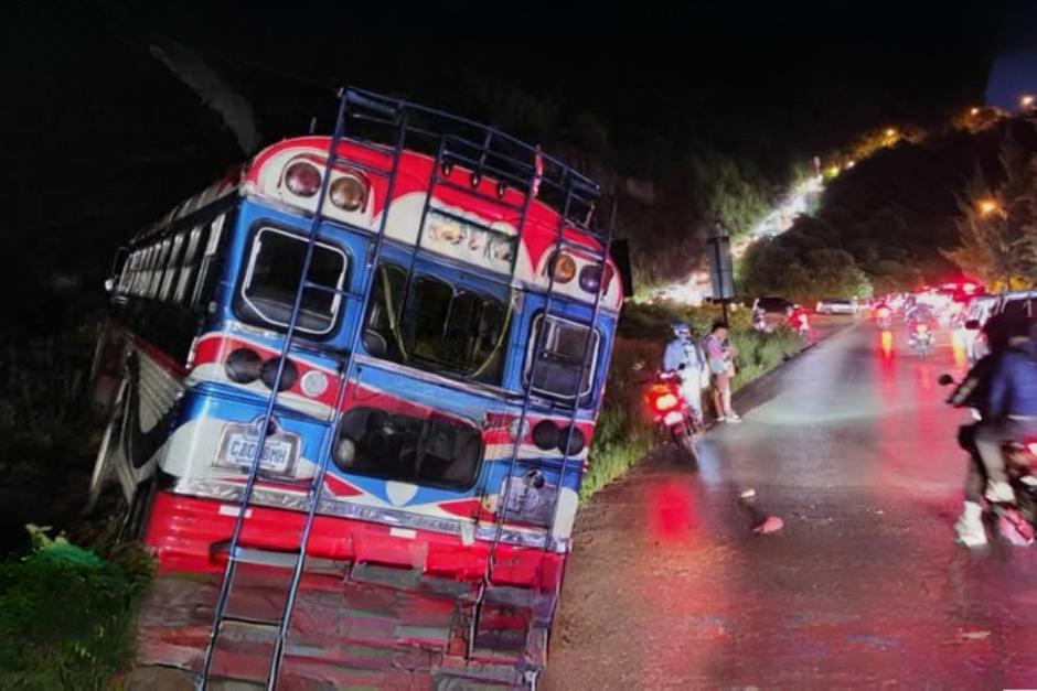 El bus obstruye uno de los carriles que conecta hacia ciudad capital. (Foto: PMT San Juan Sacatepéquez)