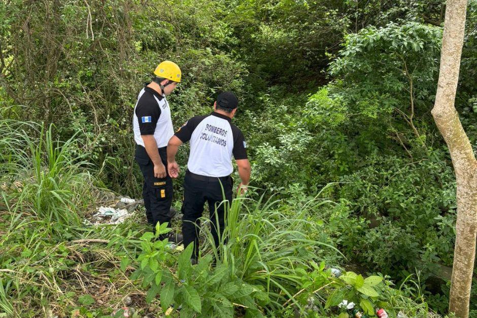Los socorristas buscan a la persona que fue arrastrada por la corriente del río. (Foto: Bomberos Voluntarios)