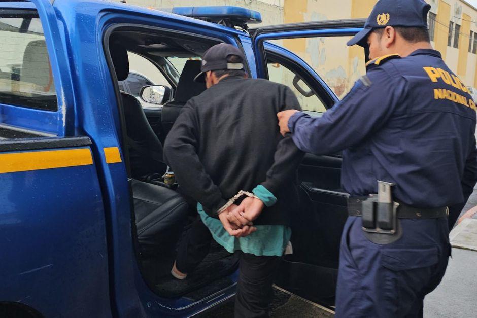 Agentes de la PNC trasladan a Dennis “N”, de 25 años, requerido por un juzgado de Guatemala. (Foto: PNC)