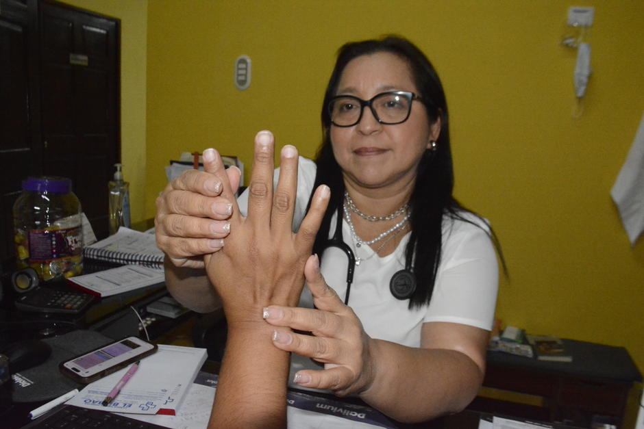 La doctora Marta Susana Cruz González recomienda visitar a un reumatólogo o médico de confianza. (Foto: Manuel Peralta/Colaborador)
