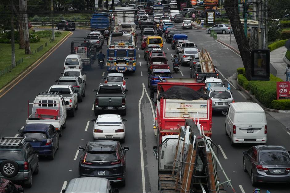 El recorrido de antorchas ya está generando tránsito. (Foto: Wilder López/Soy502)