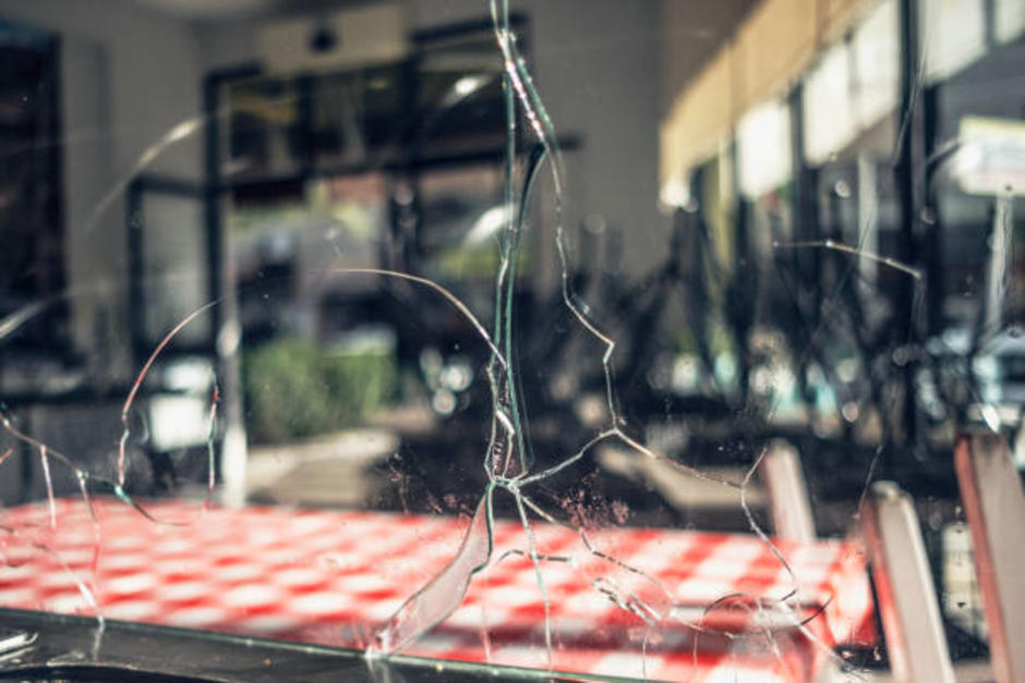 Ambos detenidos son acusados de ocasionar riña y amenazas en un restaurante. (Foto ilustrativa: istock)