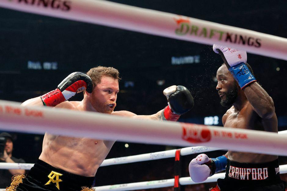 Crawford esquiva uno de los golpes del "Canelo" Álvarez. (FOTO: AFP)