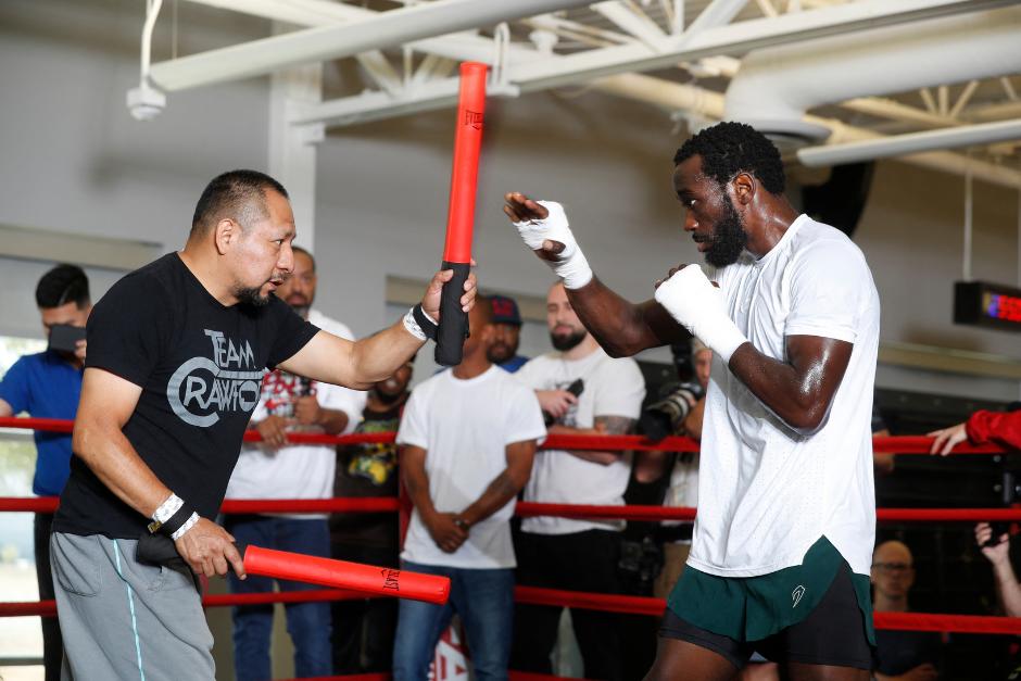 El huehueteco Esaú Diéguez durante un entrenamiento con Terence Crawford en 2023. (Foto: AFP)