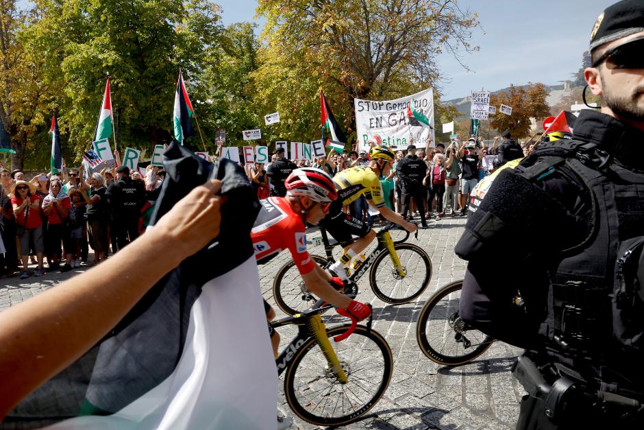 Las protestas en Madrid obligaron a detener la competencia a solamente 56 kilómetros de la meta. (Foto: AFP)
