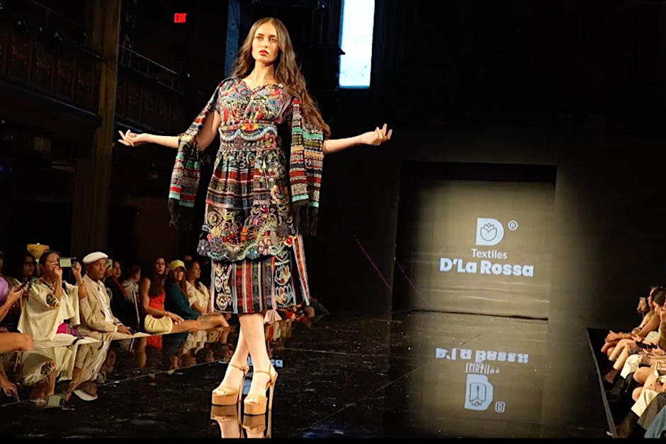 Así se luce la indumentaria maya en la pasarela del New York Fashion Week. (Foto: textiles D' La Rossa)