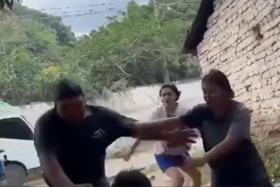 Un hombre enfureció porque le lanzaron agua cuando participaba en una caravana que trasnportaba una antorcha. (Foto: redes socailes / Soy502)