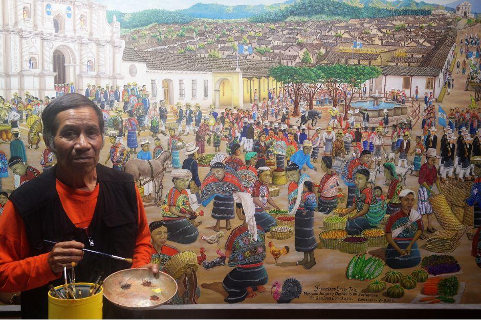 El artista Francisco Tzaj Otzoy presenta su obra artística. (Foto: Carlos Sotz / colaborador)