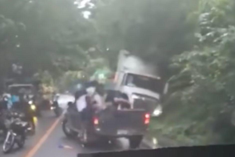 La tragedia estuvo a punto de suceder en Morales, Izabal. (Foto: captura de video de Moralenses Izabal GT)