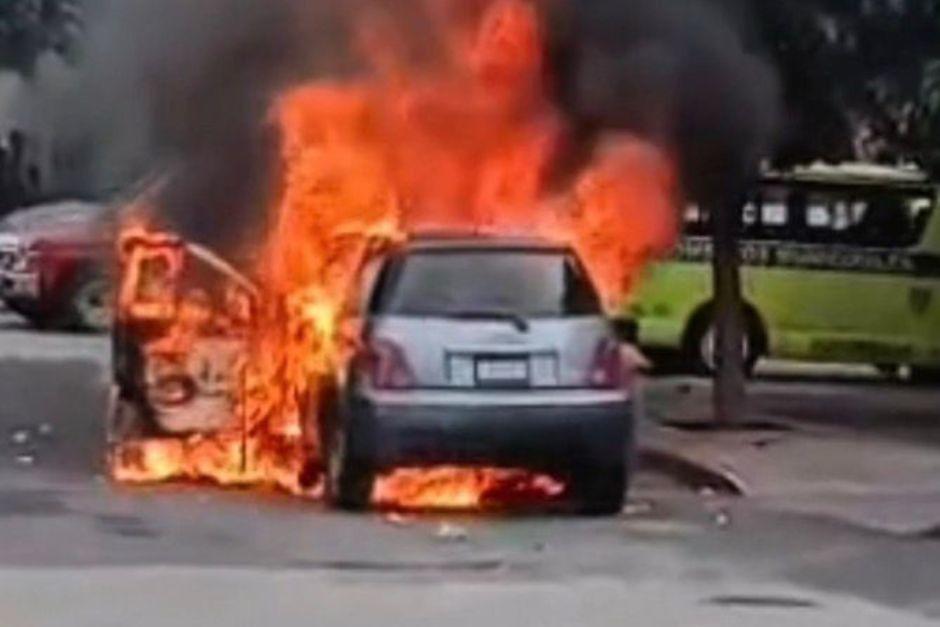 Un vehículo se incendió por completo en la zona 3 capitalina. (Foto: Amílcar Montejo)