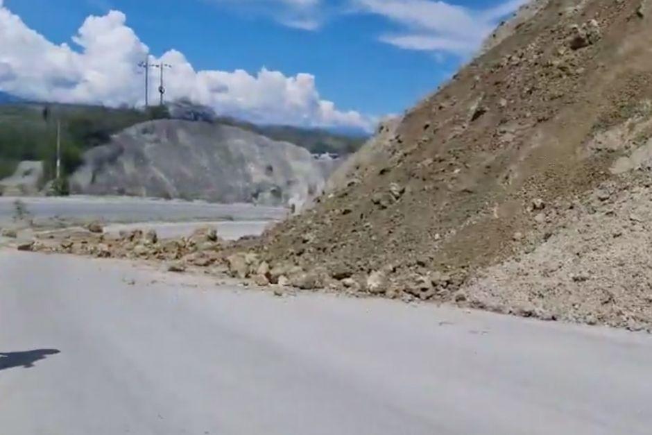 Un derrumbe se reportó en ruta al Atántico la tarde de este miércoles 17 de septiembre. (Foto: captura de video de Provial)