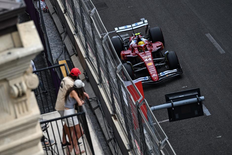 Hamilton terminó con el mejor tiempo en las prácticas libres 2, del GP de Azerbaiyán. (Foto: AFP)