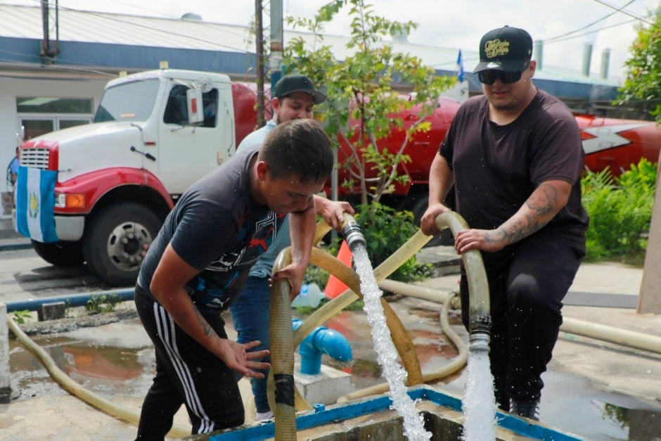 Una flota de camiones provenientes de Guatemala llegaron a varias zonas de San Salvador debido a un percance con el sistema de distribución. (Foto: Diario El Salvador)