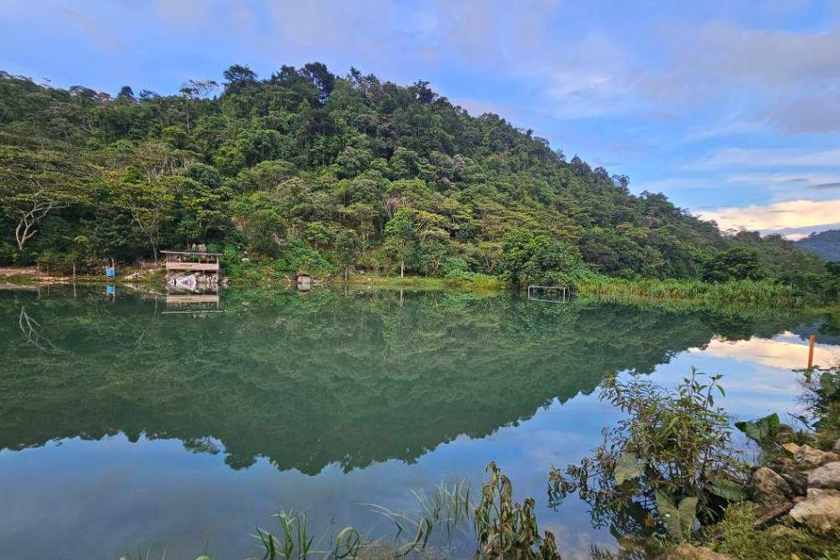 Lo que era un campo de fútbol pasó a convertirse por unas hora en laguna. (Foto: redes sociales/Ramón de Jesús)