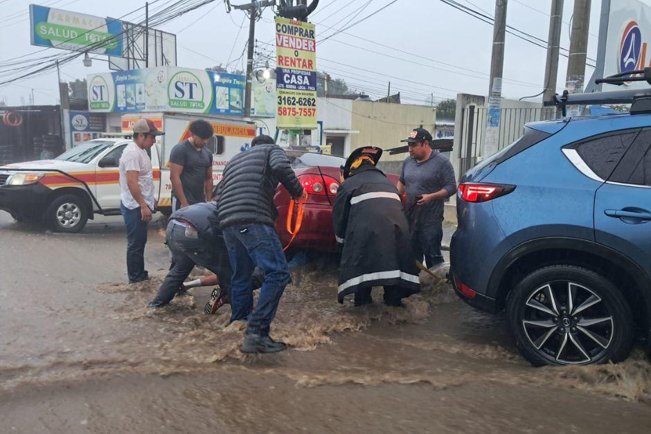 Junto al vehículo rescataron a dos personas a bordo del mismo. (Foto: Bomberos Voluntarios)