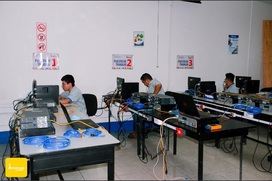 Se debe tener instalada la aplicación de Microsoft Teams para las clases virtuales. (Foto: cortesía FB Intecap Oriente)