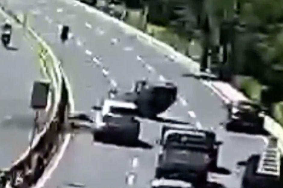 El vehículo quedó volcado en la vía que conduce de zona 15 hacia zona 5. (Foto: captura de video de Amílcar Montejo)