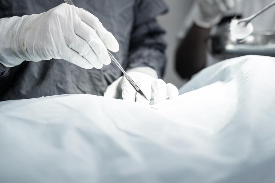 La operación fue realizada por el padrastro de la menor. (Foto: Shutterstock)