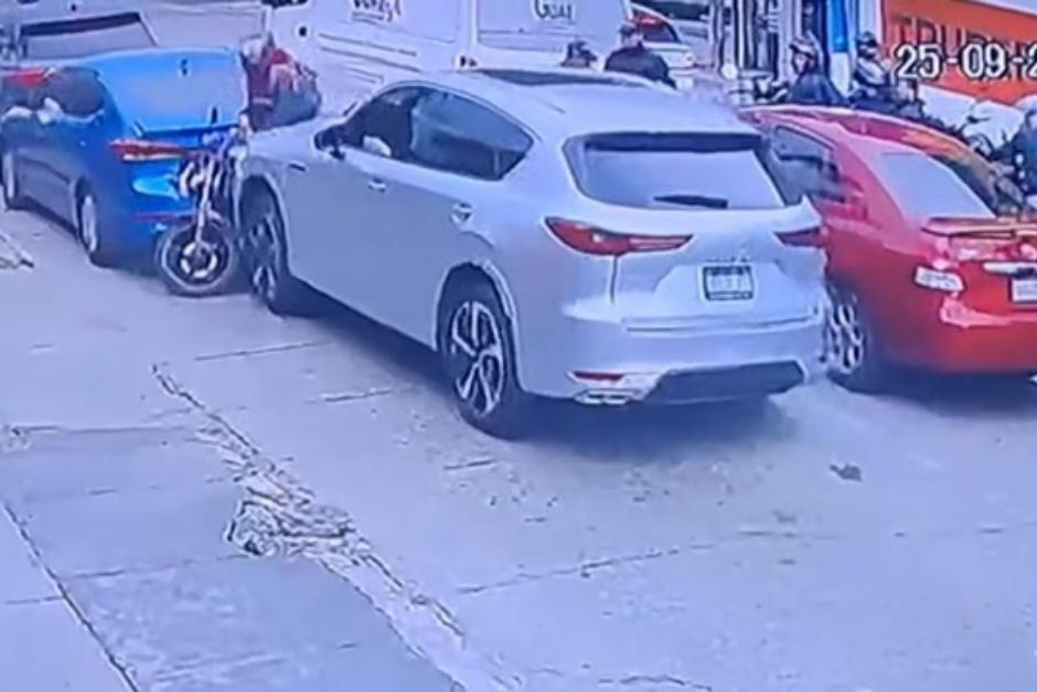 El motorista fue operado por presentar fracturas tras ser arrollado por un vehículo en zona 9. (Foto: captura de video)