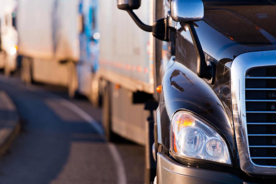 Las maniobras para retirar un contenedor que quedó tirado en la carretera, complican el paso por Santa Lucía Los Ocotes, en zona 25. (Foto ilustrativa: Archivo/Soy502)