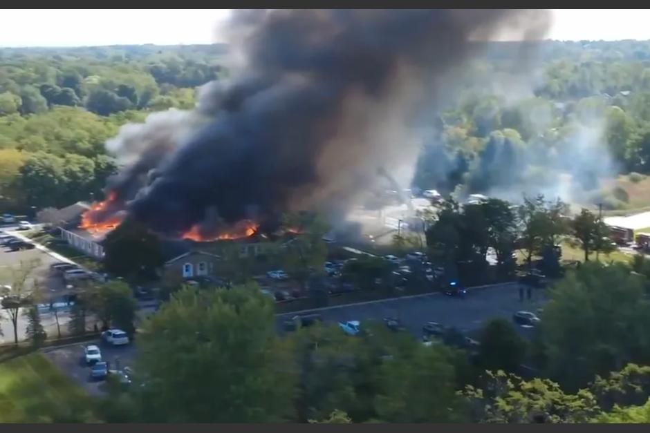 Tras el tiroteo se originó un incendio. (Foto: captura de pantalla)
