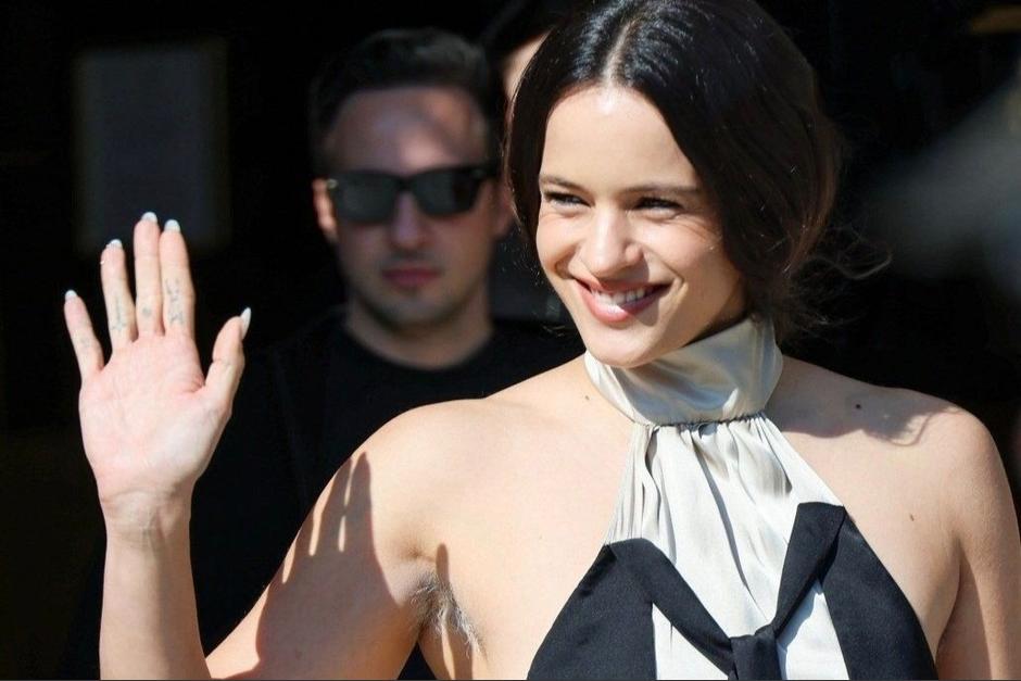 La cantante muestra su rebeldía, y en esta ocasión es un detalle contra los estándares de la belleza femenina. (Foto: X)