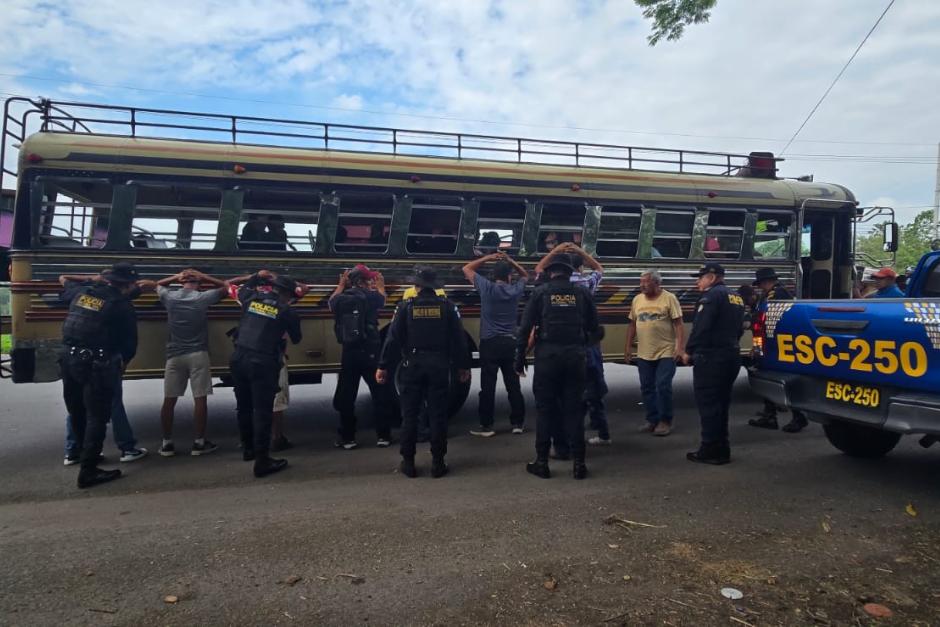  La aprehensión se realizó durante un operativo a personas que utilizan el transporte colectivo. (Foto: PNC)