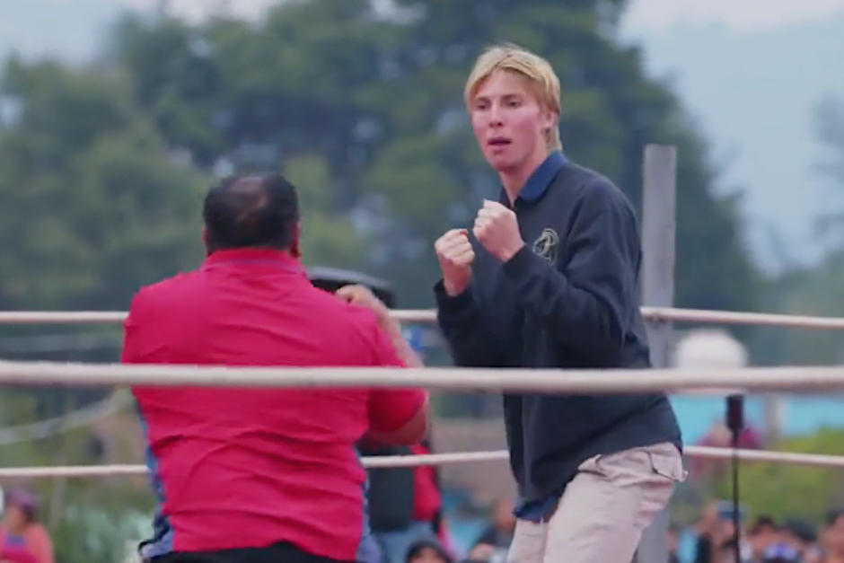 Un turista se animó a participar en las peleas de Chivarreto. (Foto: En vivo)