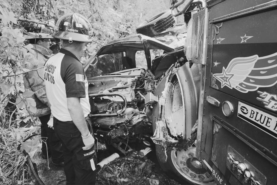 El accidente dejó una persona muerta y siete más heridas. (Foto: Bomberos Voluntarios / Soy502)