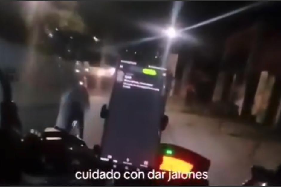 El conductor buscó la forma de estacionarse. (Foto: captura de video)