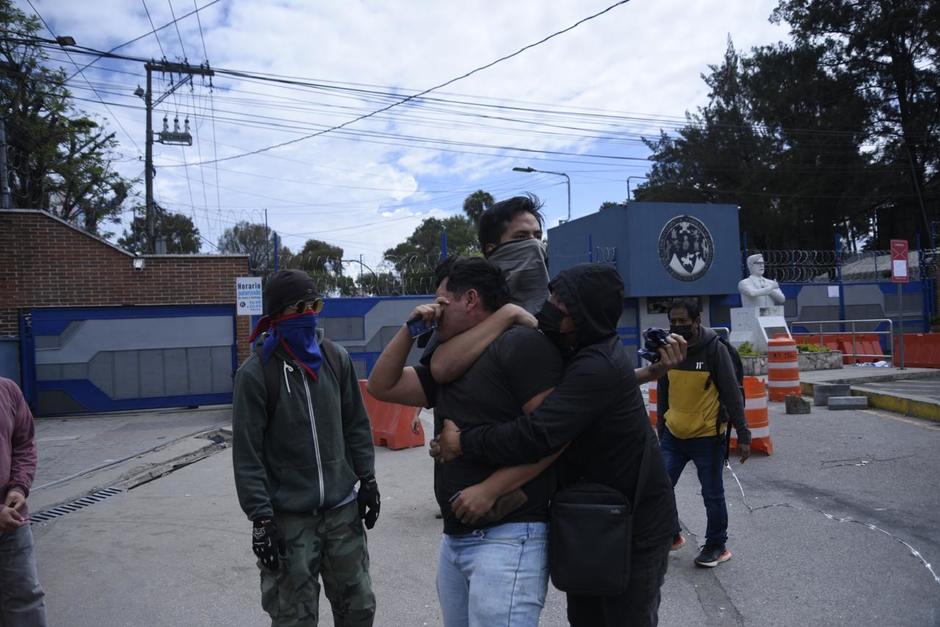 Los estudiantes detuvieron a un hombre y lo entregaron a la PNC. (Foto: Edgar Pocón/Colaborador)
