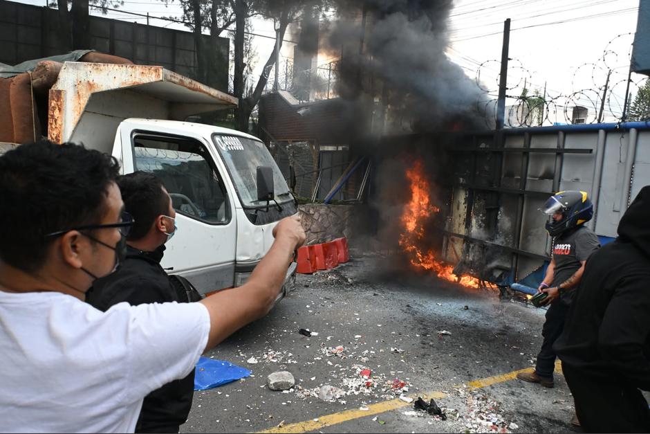 Estudiantes se enfrentaron a encapuchados que no los dejaban ingresar a la USAC. (Foto: José Luis Pos/Colaborador)